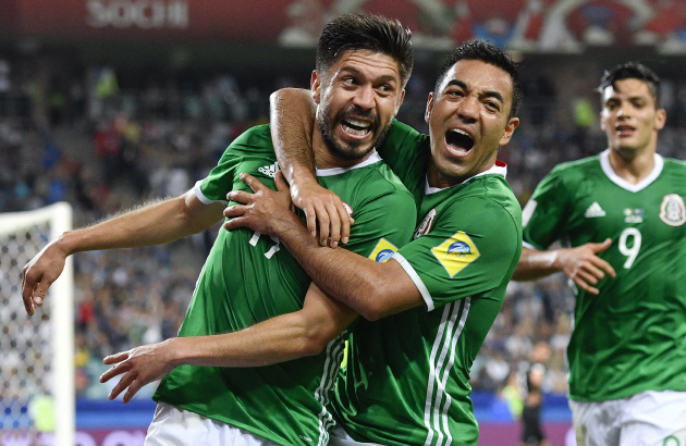 멕시코 선수들이 뉴질랜드와의 경기에서 골을 넣은 후 환호하고 있다.