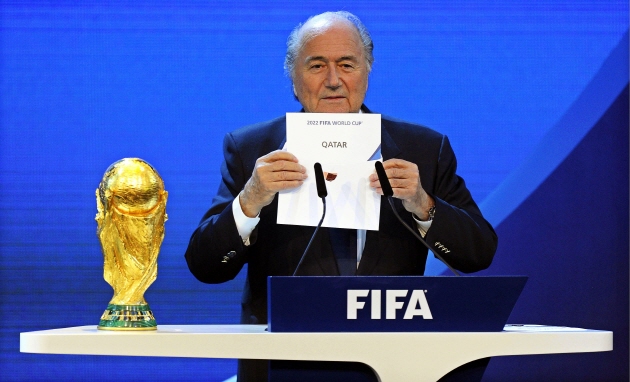 지난 2010년 2022 월드컵 개최지로 카타르를 선정해 발표하는 블라터 전 FIFA 회장[EPA=연합뉴스 자료사진]