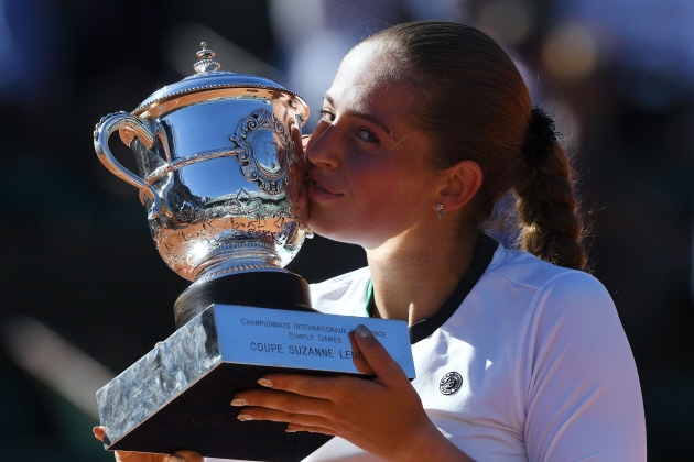 2017 프랑스오픈 테니스대회 여자단식 결승에서 우승을 차지한 옐레나 오스타펜코가 우승컵을 들고 기뻐하고 있다. <출처=AP/연합뉴스>