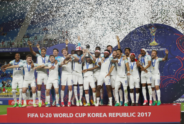 11일 경기 수원월드컵경기장에서 열린 2017 국제축구연맹(FIFA) 20세 이하(U-20) 월드컵에서 우승한 잉글랜드 선수들이 환호하고 있다.