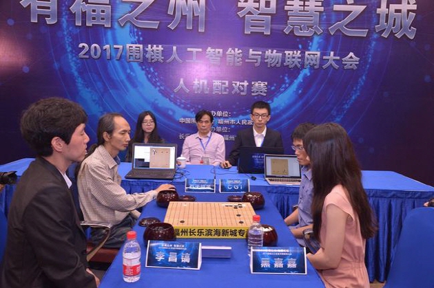 17일 중국 푸젠성 푸저우시에서 열린 2017인공지능사물인터넷페어대회에서 1라운드에서 ‘돌부처’ 이창호 9단(좌)과 돌바람네트웍스의 임재범 씨가 개발한 ‘돌바람’ 조가 대만의 헤이쟈쟈 7단-CGI 조와 대국을 벌이고 있다.