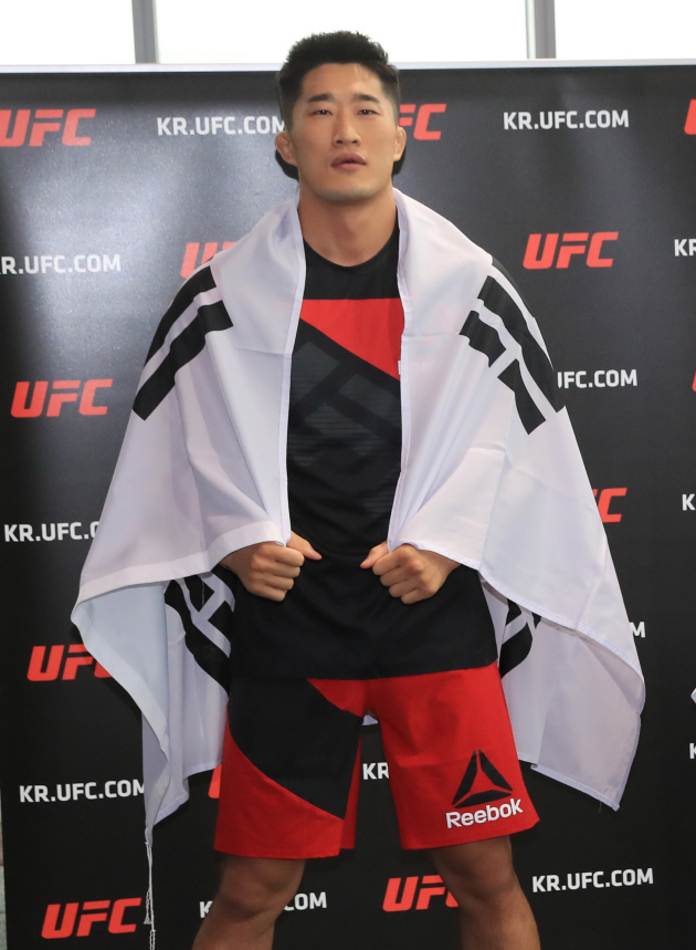 ‘스턴건' 김동현이 17일 올해 아시아에서 처음으로 열리는 UFC 싱가포르 대회에서 코빙턴과 대결을 펼쳐 패했다.