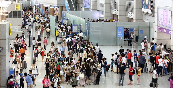 해외 여행객으로 붐비고 있는 인천국제공항. <출처=연합뉴스>