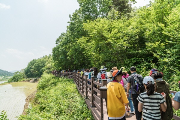 라디엔티어링과 함께하는 낙동강 쌍절암 생태숲길 걷기여행. <제공=문화체육부>