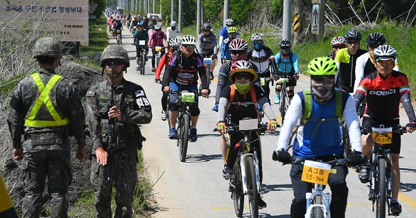지난해 대회에서 DMZ를 달리는 자전거 동호회 회원들. <제공=행정자치부>