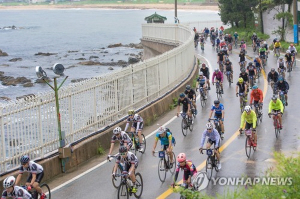 20일 강원 고성군에 열린 '2017 GBA DMZ 그란폰도 대회'에 참가한 자전거 동호인들이 거진읍 해안도로를 달리고 있다<사진=연합뉴스>