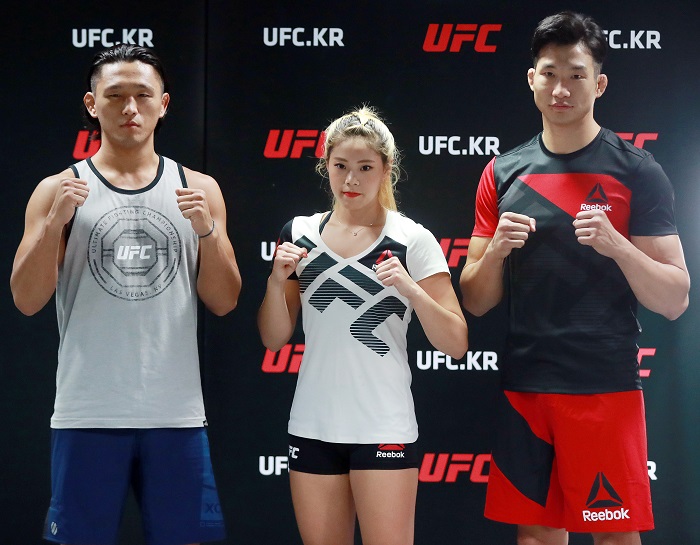 6일 서울 이태원 MMA에서 열린 'UFC 파이트 나이트 일본 대회 미디어데이' 행사에서 김동현(왼쪽부터), 전찬미,임현규가 파이팅 포즈를 취하고 있다. <출처=연합뉴스>