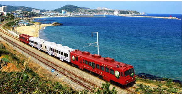 동해안을 달리는 바다열차(사진=코레일 제공)