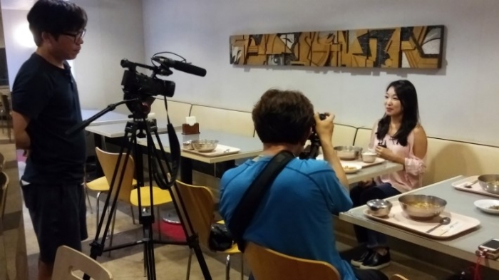 선상 레스토랑에서 저녁 메뉴를 시식 중인 <리빙TV>촬영팀. 선상 요리사는 모두 한국인이고 한식 일식 중식을 제공한다.신선한 재료에 깔금하고 담백하다는 것이 촬영팀의 의견이다.
