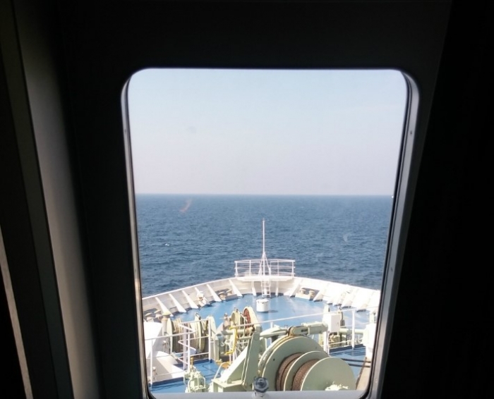전망 라운지에서 바라본 툭 트인 푸른 바다. 한일 간을 운항을 선박가운데 보기 드물게 선박 정면에 창문을 배치했다.