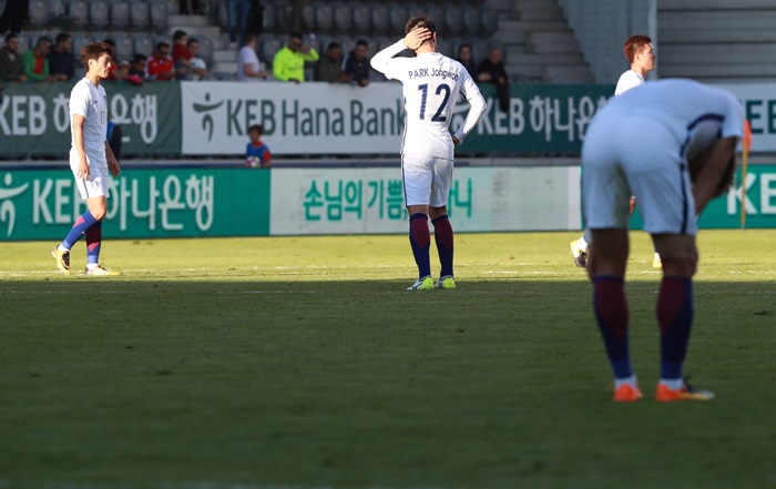 한국 축구대표팀 선수들이 10일(한국시간) 스위스에서 열린 모로코와 경기에서 1-3으로 완패한 뒤 허탈해하고 있다. 한국은 FIFA 러시아 월드컵 조추첨에서 4번 포트를 배정받을 것이 확실해졌다. <출처=연합뉴스>