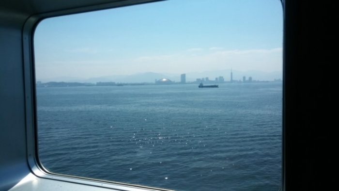 하카타항을 출항하는 카멜리아호 창밖의 후쿠오카 돔구장과 우리나라 힐튼호텔 모습