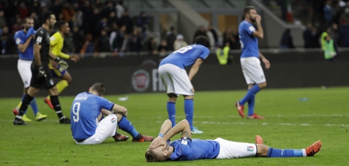 지난 14일(한국시간) 이탈리아 축구 국가대표 선수들이 스웨덴과의 2018 러시아 월드컵 유럽예선 플레이오프 2차전에서 0-0으로 비긴 뒤 본선진출이 좌절되자 그라운드에 누워 괴로워 하고 있다. <출처=AP/연합뉴스>