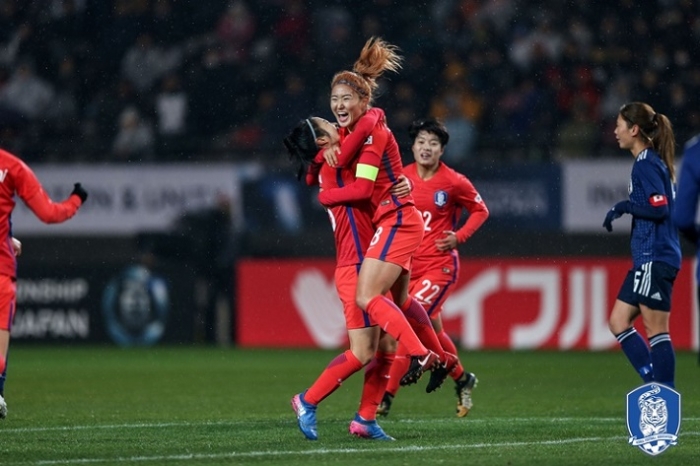 한국여자축구대표팀이 8일 일본 지바에서 열린 '2017 EAFF E-1 챔피언십' 일본과의 1차전에서 2-3으로 패했다. 사진은 조소현이 페널티킥으로 동점골을 성공시킨 뒤 기뻐하는 모습이다. <제공=대한축구협회>