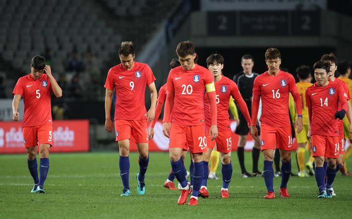 한국 축구대표팀 선수들이 9일 일본 도쿄 아지노모토 스타디움에서 열린 중국과 동아시아축구연맹 E-1 챔피언십 경기에서 2-2로 비긴 뒤 실망스러운 표정으로 그라운드를 빠져나가고 있다. <사진=연합뉴스>