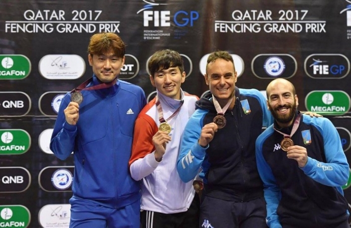 11일(한국시간) 카타르 도하에서 열린 2017 에페 국제그랑프리대회 남자 개인전에서 우승을 차지한 뒤 금메달을 목에 걸고 기뻐하고 있는 박상영(왼쪽에서 두 번째)과 은메달을 획득한 정진선(맨 왼쪽). <제공=대한펜싱협회>