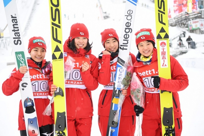 일본이 2017-2018 국제스키연맹 스키점프 월드컵에서 처음 열린 여자 단체전에서 우승을 하지했다. <출처=AFP/연합뉴스>