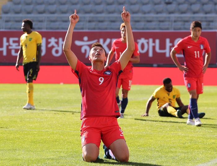 한국축구대표팀의 김신욱(앞)이 30일 터키 안탈리아에서 열린 자메이카와 평가전에서 골을 넣은 뒤 세리머니를 하고 있다. <사진=연합뉴스>