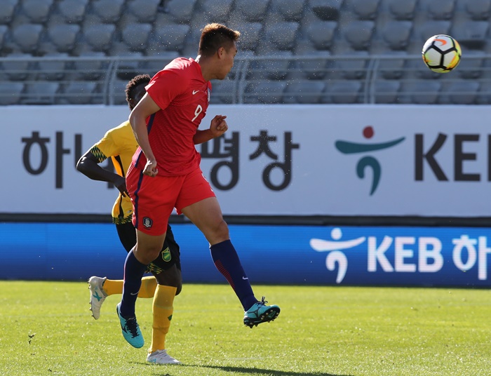한국축구대표팀의 김신욱(앞)이 30일 터키 안탈리아에서 열린 자메이카와 평가전에서 머리로 골을 넣고 있다. <사진=연합뉴스>