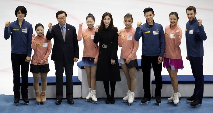 지난 7일 서울 목동아이스링크에서 열린 'KB금융 코리아피겨스케이팅 챔피언십 2018' 시상식에 참석한 김연아(오른쪽 다섯 번째)가 평창동계올림픽에 출전할 선수들과 기념 촬영을 하고 있다. <출처=연합뉴스>