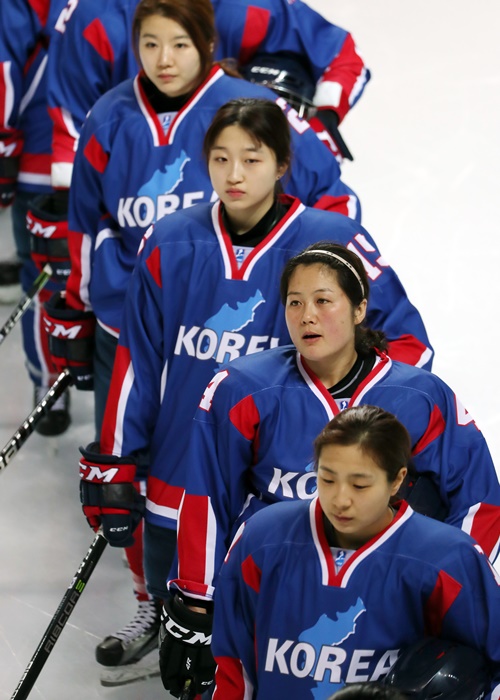 남북 여자아이스하키 단일팀 선수들이 4일 인천선학링크에서 열린 스웨덴과 평가전에서 도열해 경기 시작을 기다리고 있다. <사진=연합뉴스>