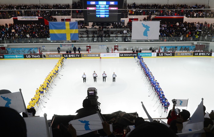 인천선학링크에서 4일 열린 남북 여자아이스하키 단일팀의 스웨덴 평가전에서 관중들이 한반도기를 흔들며 응원을 하고 있다. <사진=연합뉴스>