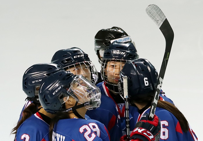 남북 여자아이스하키 단일팀 선수들이 4일 인천선학링크에서 열린 스웨덴과 평가전에서 상의를 하고 있다. <사진=연합뉴스>