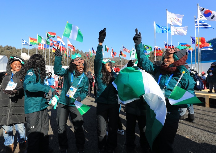 평창동계올림픽 개막을 사흘 앞둔 6일 후 강원도 평창군 평창올림픽선수촌에서 열린 나이지리아 입촌식에서 아프리카 역대 최초로 올림픽 봅슬레이 종목에 출전하는 나이지리아 여자대표팀 선수들이 축하공연을 즐기고 있다. <출처=연합뉴스>