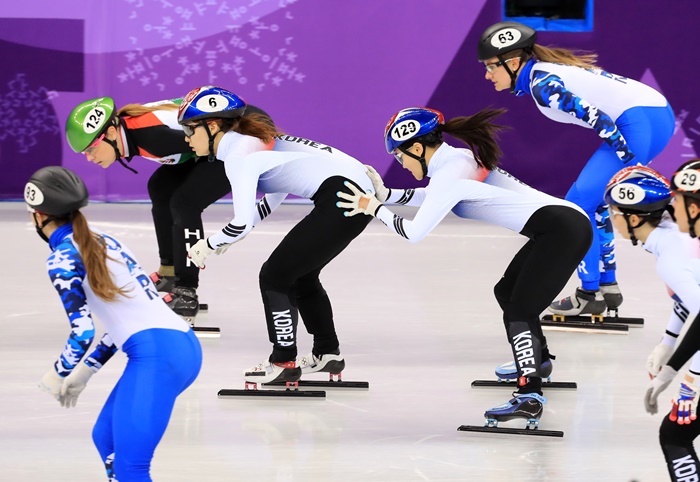 이유빈(오른쪽에서 세번째)이 10일 강릉아이스아레나에서 벌어진 2018 평창동계올림픽 쇼트트랙 여자 3000m 계주에서 최민정을 밀어주고 있다. <사진=연합뉴스>
