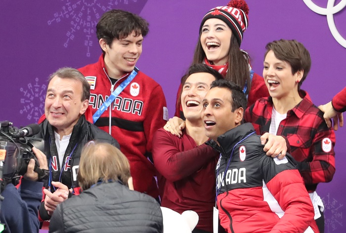 캐나다의 패트릭 챈(아래 가운데)이 12일 강릉아이스아레나에서 열린 2018년 평창동계올림픽 피겨스케이팅 팀이벤트 남자싱글 프리스케이팅에서 1위를 확정짓는 점수가 나오자 동료선수들과 함께 환호하고 있다. <사진=연합뉴스>