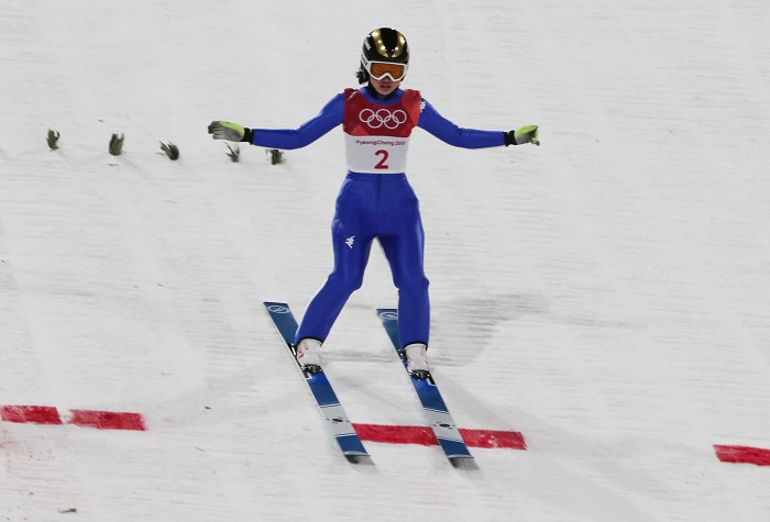 12일 강원 평창 알펜시아 스키점프센터에서 열린 2018평창동계올림픽 스키점프 여자 노멀힐 개인 1라운드에 출전한 한국의 박규림이 착지하고 있다. <제공=연합뉴스>