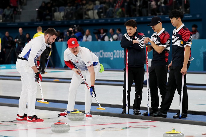 14일 오전 강원도 강릉시 컬링센터에서 열린 2018평창동계올림픽 컬링 남자 한국-미국 예선에서 한국 대표선수들이 미국 선수들의 경기를 지켜보고 있다. 이날 경기에서 한국은 미국에 7-11로 패배했다. <출처=연합뉴스>