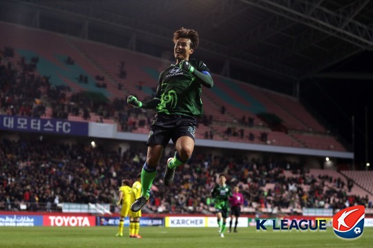 전북 현대 이동국은 K리그1(클래식)과 AFC 챔피언스리그에서 통산 득점 1위에 오르며 '레전드 골잡이'로서 입지를 굳혀가고 있다. <사진=한국프로축구연맹 제공>