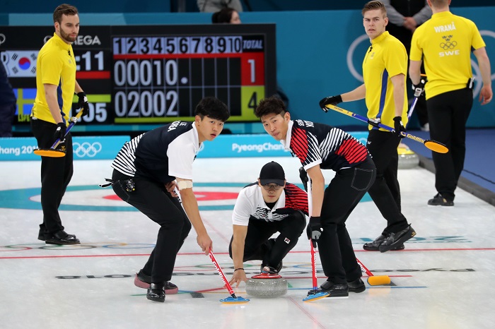 14일 강릉컬링센터에서 열린 남자 컬링 대한민국과 스웨덴의 경기에서 한국의 김민찬이 스톤을 투구하고 있다. <제공=연합뉴스>