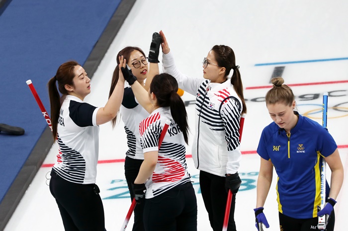 한국 여자컬링대표팀 선수들이 19일 강릉컬링센터에서 열린 스웨덴과 2018 평창동계올림픽 컬링 여자 라운드로빈 6번째 경기에서 승리한 뒤 하이파이브하고 있다. <사진=연합뉴스>