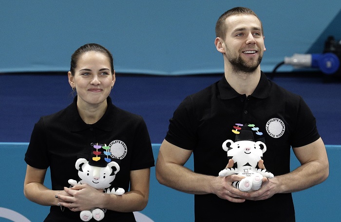 아내와 함께 평창올림픽 동메달 획득한 크루셸니츠키. <출처=AP/연합뉴스>