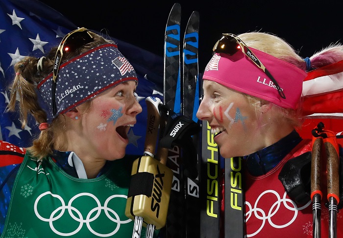 미국 여자 크로스컨트리스키 대표 제시카 디긴스(왼쪽)와 키컨 랜들이 21일 강원도 알펜시아 크로스컨트리스키 센터에서 열린 2018 평창동계올림픽 팀 스프린트에서 우승한 후 기뻐하고 있다. <출처=AFP/연합뉴스>