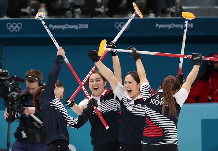 한국 여자 컬링 대표팀 선수들이 23일 강릉컬링센터에서 열린 2018 평창동계올림픽 컬링 여자 준결승전에서 일본에 승리하고 결승 진출을 확정지은 뒤 환호하고 있다. <사진=연합뉴스>