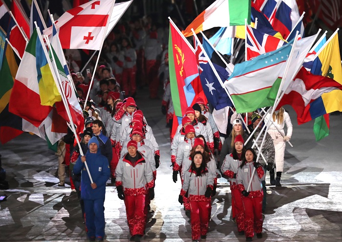 25일 강원도 평창 올림픽스타디움에서 열린 2018 평창동계올림픽 폐회식에서 대회에 참가한 국가들의 국기가 입장하고 있다. <출처=연합뉴스>