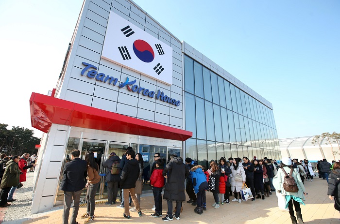 평창 동계올림픽 기간 동안 강릉에 있는 코리아하우스 입장 기다리는 방문객들. <제공=한국관광공사>