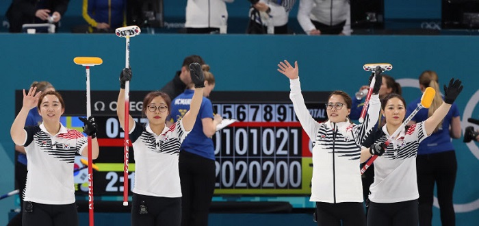 지난 2월 19일 강원 강릉컬링센터에서 열린 2018 평창동계올림픽 여자 컬링 예선 대한민국과 스웨덴의 경기에서 승리한 한국 대표팀이 기뻐하고 있다. <출처=연합뉴스>
