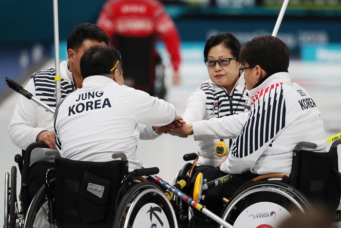한국 휠체어컬링 대표팀 선수들이 11일 강릉컬링센터에서 열린 슬로바키아와 2018 평창동계패럴림픽 휠체어컬링 라운드로빈 예선 세 번째 경기에서 승리한 뒤 하이파이브하고 있다. <사진=연합뉴스>