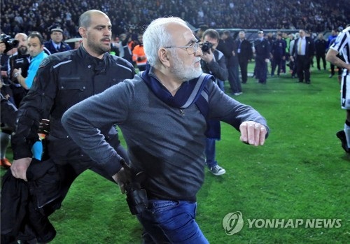 그리스 프로축구 POAK 살로니키의 구단주 이반 사비디스가 심판 판정에 항의하기 위해 허리춤에 권총을 찬 채 경기장 안으로 들어가고 있다. <출처=로이터/연합뉴스>