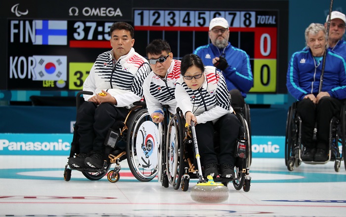 13일 강릉컬링센터에서 열린 2018 평창동계패럴림픽 휠체어 컬링 대한민국과 핀란드의 경기에서 한국의 방민자가 스톤을 신중하게 투구하고 있다. <제공=연합뉴스>