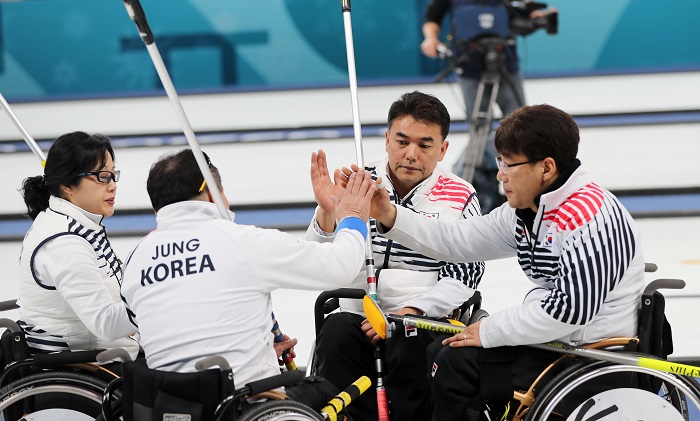 15일 강릉컬링센터에서 열린 2018 평창동계패럴림픽 휠체어 컬링 예선 대한민국과 영국과의 경기에서 리드를 빼앗긴 한국 선수들이 파이팅하고 있다. <출처=연합뉴스>
