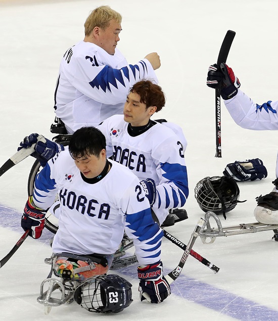 한국 장애인 아이스하키대표팀 선수들이 15일 강릉하키센터에서 열린 2018 평창동계패럴림픽 아이스하키 캐나다와 준결승전에서 진 뒤 아쉬운 표정을 지으며 경기장을 빠져나가고 있다. <사진=연합뉴스>