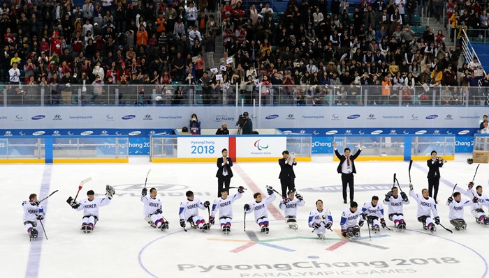 한국 장애인 아이스하키대표팀 선수들이 15일 강릉하키센터에서 열린 2018 평창동계패럴림픽 아이스하키 캐나다와 준결승전에서 진 뒤 격려하는 관중들을 향해 인사하고 있다. <사진=연합뉴스>