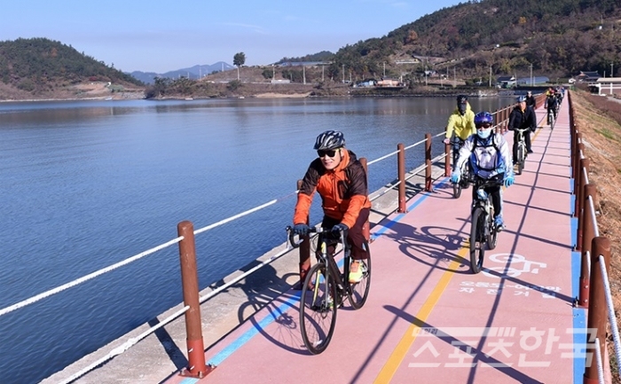 지난해 여수시 오동도~여자만간 ‘명품 해안 자전거도로’에서 자전거 타기 좋은 도시를 만들기 위해 여수시 관계자들이 라이딩을 즐기고 있는 모습이다. <사진=여수시 제공>