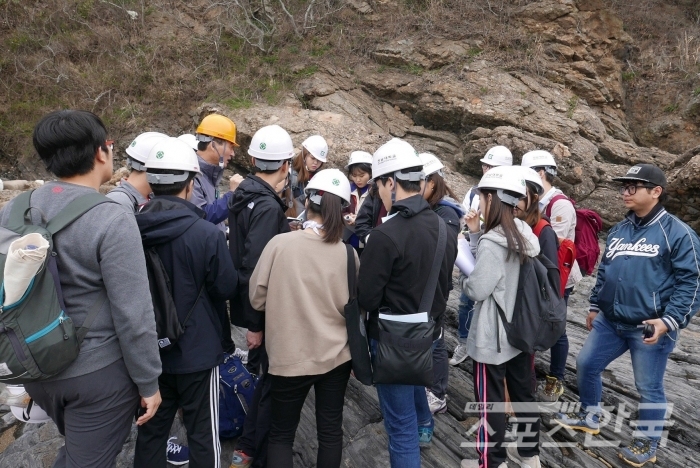 지난 12일 무등산권 세계지질공원 지정에 결정적 역할을 수행한 전남대 지질학과 학생들의 현지 답사 모습이다.