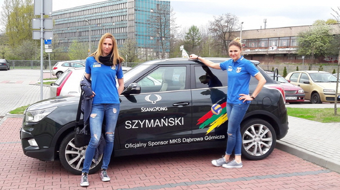 쌍용자동차 폴란드대리점이 후원하는 폴란드 여자 배구 1부 리그 MKS 동브로바구르니차(Dabrowa Gornicza)팀 선수들이 티볼리를 받고 기념촬영을 하고 있다. <사진=쌍용차 제공>